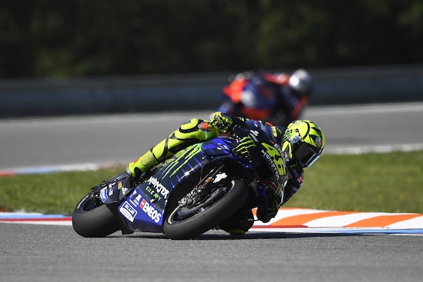 Rossi: “L’asfalto ha poco grip, ma il mio passo non è male”
