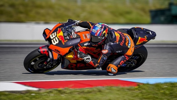 MotoGP, GP Repubblica Ceca: Binder regala la vittoria alla KTM
