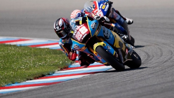 Moto2, FP1 Austria: Lowes davanti a Bezzecchi