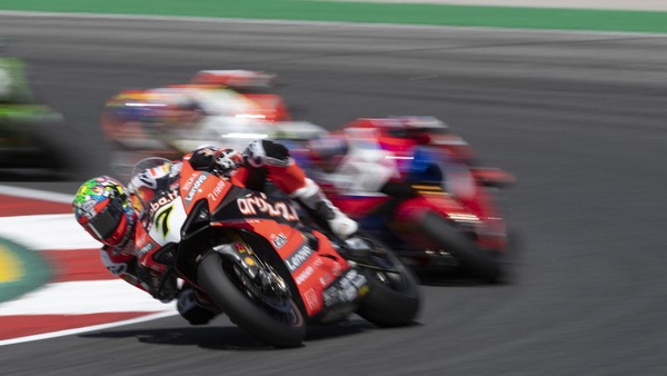 SBK Aragon: Chaz Davies suona tutti nelle FP1