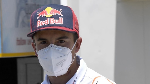 MotoGP, Marquez fa capolino da Cervera con un vistoso tutore al braccio