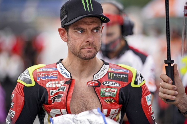 Crutchlow da “horror”: sui social le foto “splatter” dell'operazione al braccio