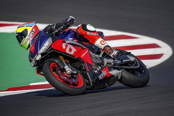 I piloti Aprilia in pista con la nuova RS660