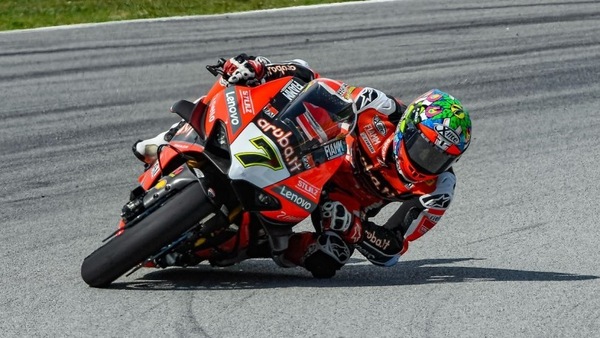 SBK Catalunya, Gara 2: Davies rompe il digiuno. Rinaldi KO