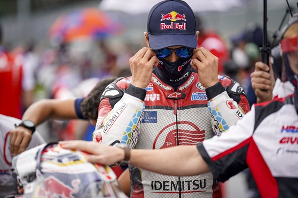 MotoGP, momento toccante a Misano: Nakagami omaggia Shoya Tomizawa - VIDEO