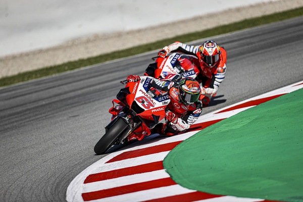 MotoGP Barcellona, Bagnaia: “Soffriamo il grip, ma bene o male ci stiamo risollevando”