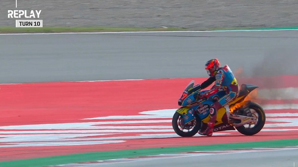 Moto2 Barcellona, a fuoco la Kalex di Fernandez - FOTO