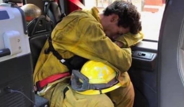 Jayson Uribe più che motociclista: combatte le fiamme della California