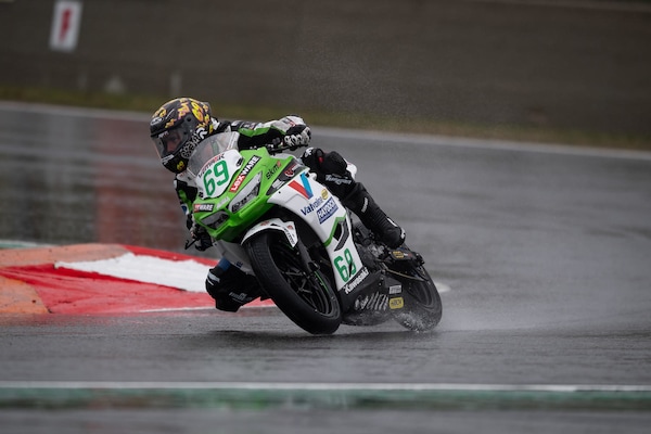 SSP300 Magny-Cours, Superpole: Booth-Amos poleman, Kawakami ripescato