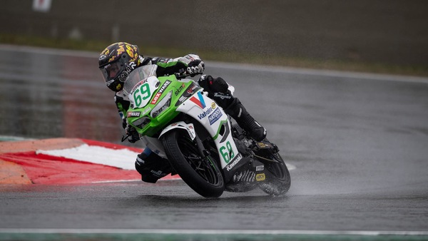 SSP300 Magny-Cours, Superpole: Booth-Amos poleman, Kawakami ripescato