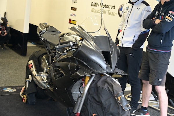 SBK, BMW "vola" verso il 2021 con l'olandese van der Mark