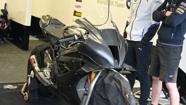 SBK, BMW "vola" verso il 2021 con l'olandese van der Mark