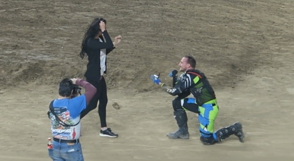 Jeremy Durst cade “in ginocchio”: inscena un incidente per la proposta di matrimonio - VIDEO