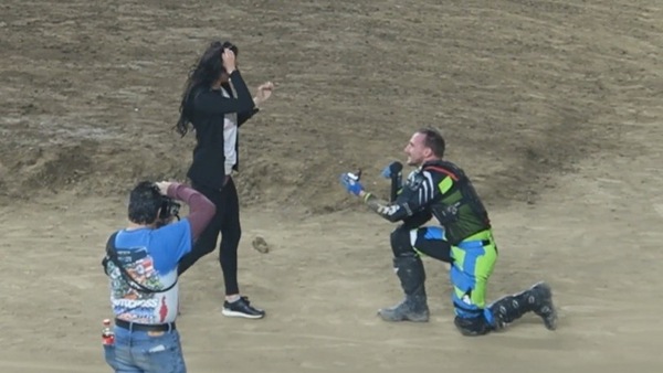 Jeremy Durst cade “in ginocchio”: inscena un incidente per la proposta di matrimonio - VIDEO