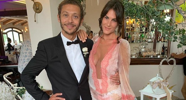 Nozze in vista per Rossi e Francesca? Spunta l'anello di fidanzamento...