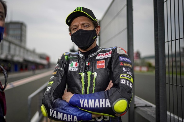 “Orgoglioso di essere il secondo Rossi”, Valentino rende omaggio a Paolo Rossi