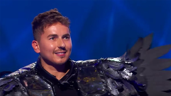 MotoGP: Jorge Lorenzo canta Ramazzotti travestito da Corvo