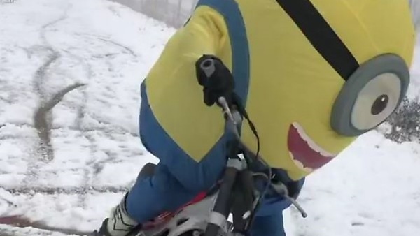 MotoGP: simpatico fuori programma per il Minion Alex Marquez - VIDEO