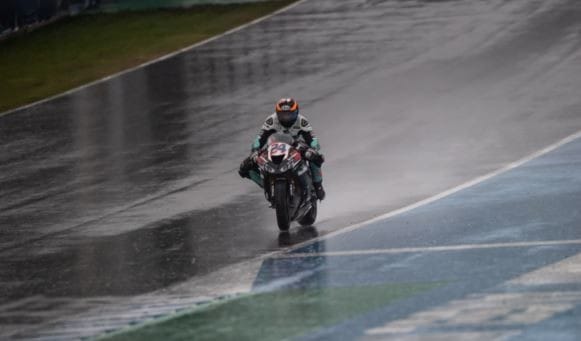 SBK, con la pioggia meglio fermarsi o girare?