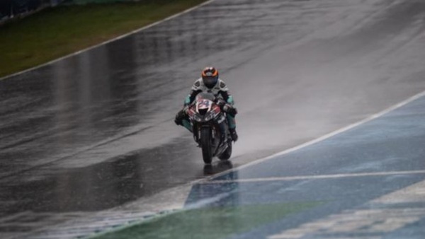 SBK, con la pioggia meglio fermarsi o girare?