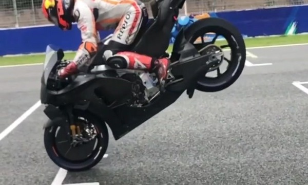 MotoGP: a Jerez uno stoppie da primato per Stefan Bradl