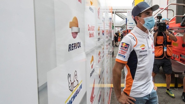 MotoGP, Marquez mostra l'impressionante cicatrice al braccio