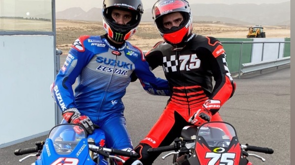 MotoGP: Alex Rins si allena in minimoto con Albert Arenas