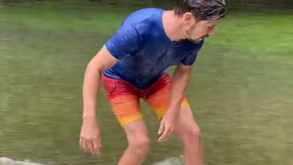 MotoGP, Casey Stoner si allena... surfando sull'erba