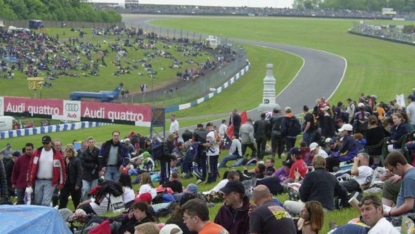 SBK, nel 2000 "tutti" nudi per Neil Hodgson a Donington Park