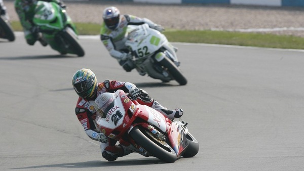 SBK, Bayliss spirito indomito: tagliate il dito, devo correre!