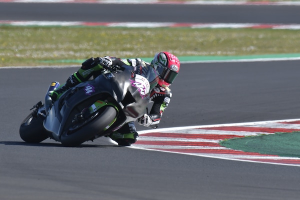SBK: Lucas Mahias e la “Stoppie” Challenge con Miller, Razgatlioglu e Bradl