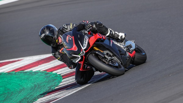 TheTest: Aprilia RSV4 1100 Factory, una SBK con la targa