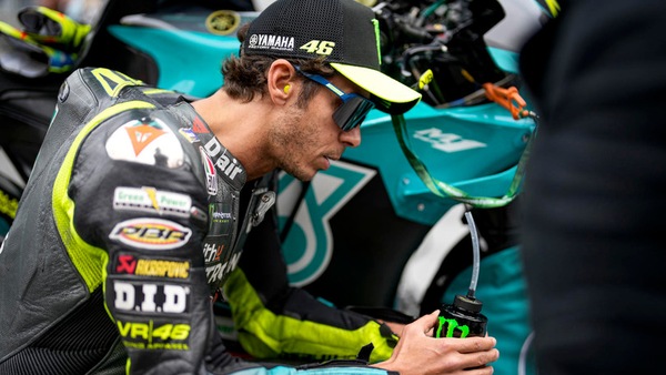 MotoGP, Rossi: “Vinales? Anche io in alcuni momenti mi sarei fermato”