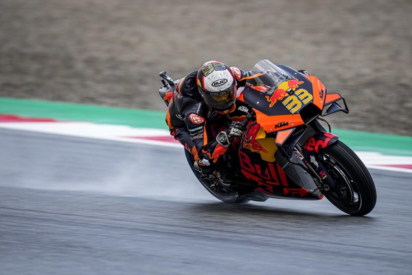 MotoGP Austria, LIVE: il diluvio incorona un temerario Binder