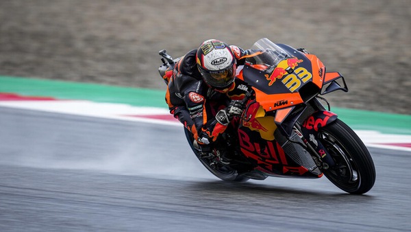 MotoGP Austria, LIVE: il diluvio incorona un temerario Binder