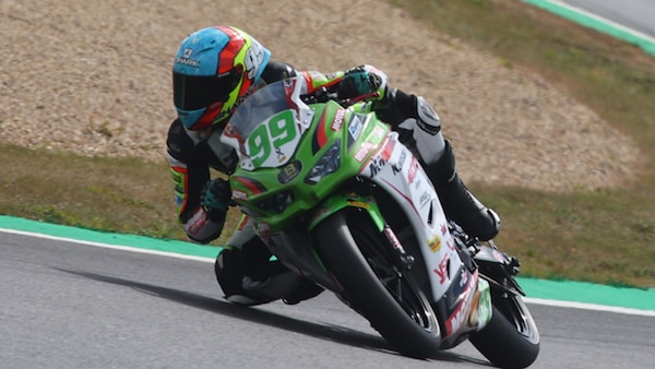 SSP300 Magny-Cours: Adrian Huertas vince Gara 1