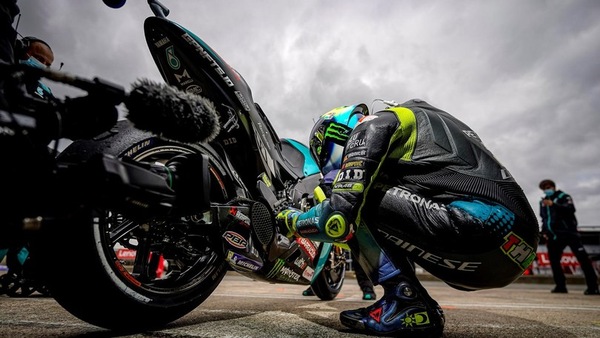 MotoGP, Valentino Rossi: “Nel 2020 ho continuato grazie ai miei genitori”