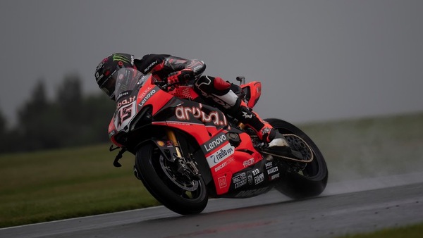 SBK Barcellona, Gara 1: Redding vince sotto la pioggia, Razgatlioglu out