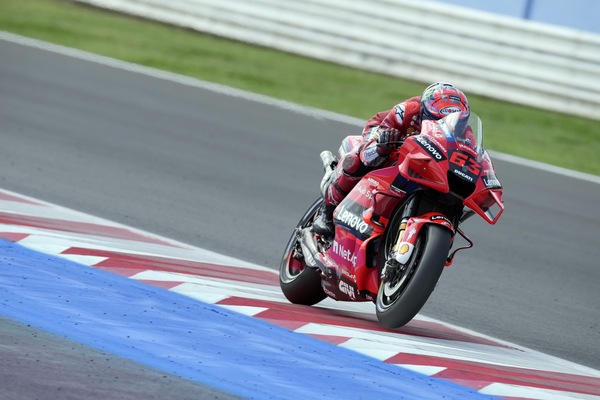 MotoGP San Marino, Bagnaia profeta in patria: trionfa resistendo a Quartararo