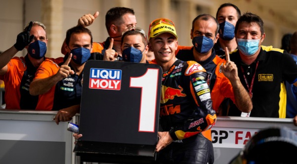 Moto2, Austin: Raul Fernandez trionfa e riapre il mondiale, a terra Gardner