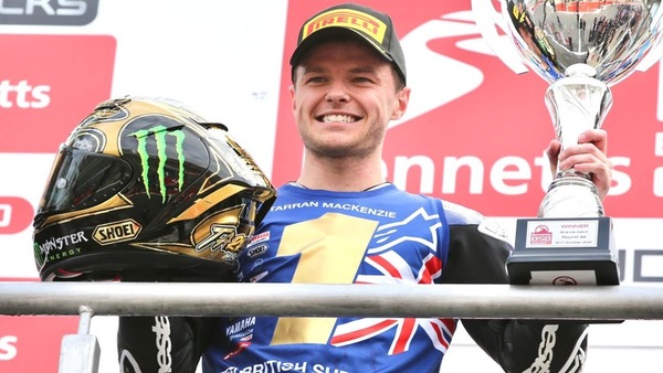 BSB, Mackenzie imbattibile a Brands Hatch: fa suo il titolo con una tripletta