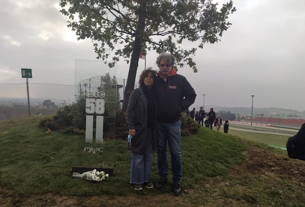 MotoGP: papà Paolo e mamma Rossella inaugurano la quercia in onore di Marco Simoncelli