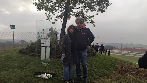MotoGP: papà Paolo e mamma Rossella inaugurano la quercia in onore di Marco Simoncelli