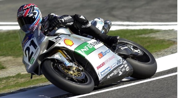 SBK, Imola 2001: l'omaggio di Ducati e Bayliss a Paul Smart