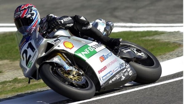 SBK, Imola 2001: l'omaggio di Ducati e Bayliss a Paul Smart