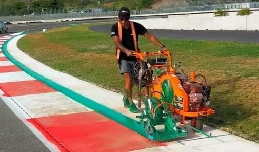 SBK, fervono i lavori al Mandalika: verniciati i cordoli e la zona verde