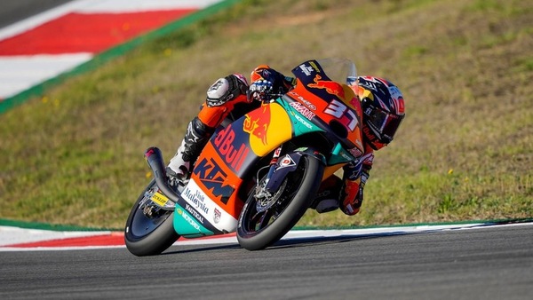 Moto3, GP Algarve: Acosta conquista gara e titolo, Foggia steso da Binder