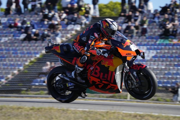 MotoGP Algarve, strike di Lecuona su Oliveira: Miguel trasferito in ospedale