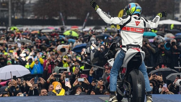 EICMA 2021, tutti pazzi per Rossi nel suo “One More Lap”
