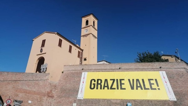 MotoGP: a Tavullia, scoppia il caso dello striscione "Grazie Vale"